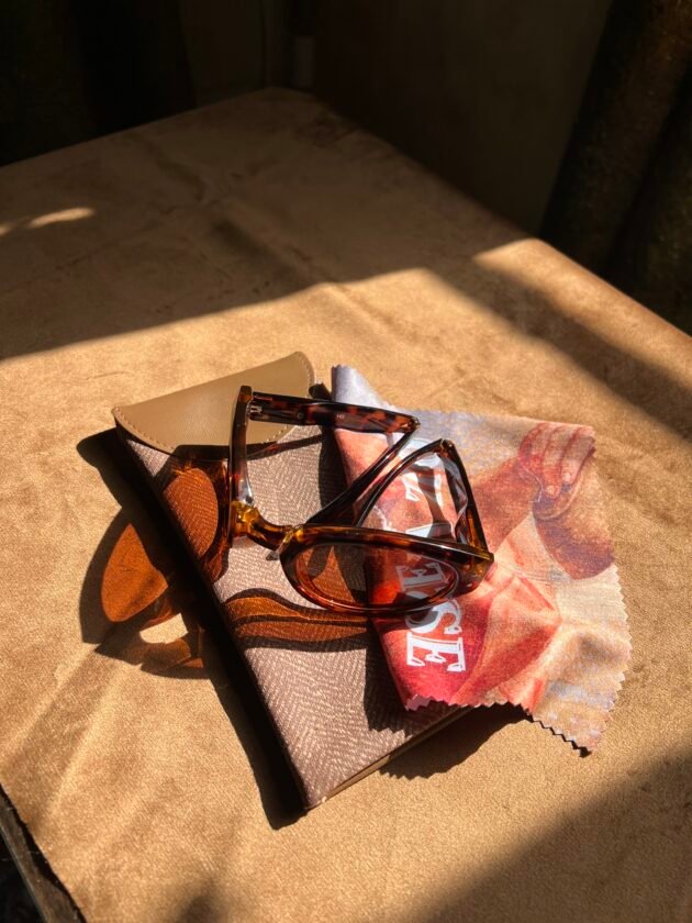 Foldable Cat-Eye Leopard Sunglass with Amber Lens - Image 4